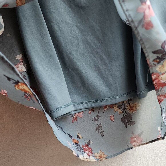 Apt. 9 Floral Blue/Gray V-Neck Blouse Size Medium - Picture 16 of 16
